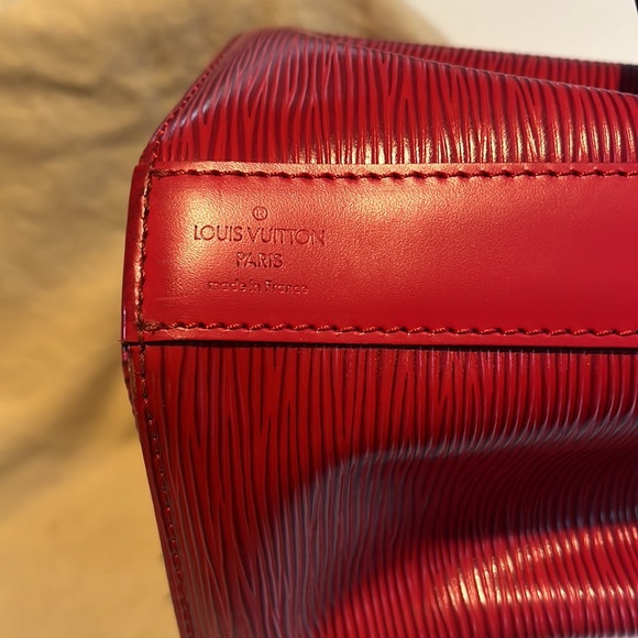 Authentic like new Louis Vuitton epi sac D’Epaule GM red castillan with wallet. - Picture 10 of 14